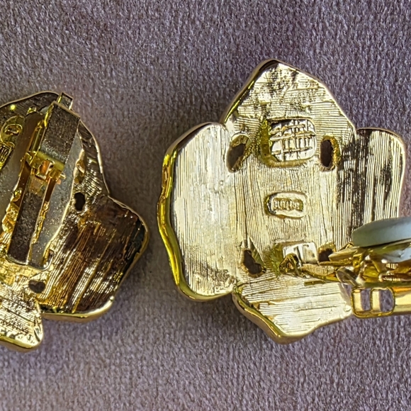 𝅺Vintage Butler Faux Pearl Enamel Brooch Cip-On Earring Gold Tone Jewelry Set - Picture 6 of 6